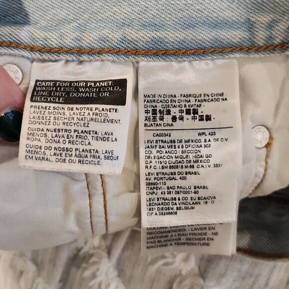 Light wash, button fly high waist Levi's jean shorts size 28! - Picture 3 of 13
